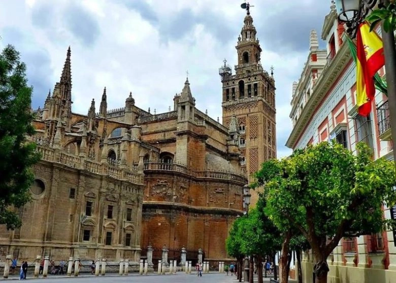 Posti belli da vedere assolutamente a Siviglia Cattedrale di Siviglia e la Giralda