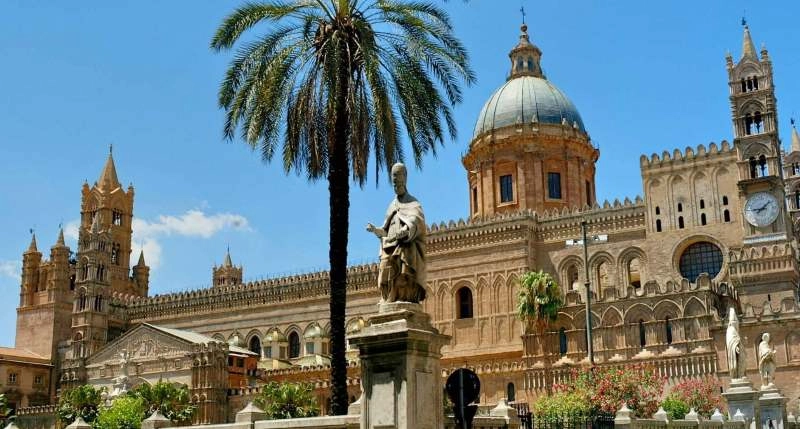 Cosa vedere a Palermo: 10 attrazioni turistiche da visitare assolutamente. Scopri i luoghi più belli da visitare a Palermo nel corso della vostra vacanza ed i nostri suggerimenti utili sulle principali 10 cose da vedere a Palermo come monumenti, musei, chiese ed altri posti belli da visitare nella più bella città della Sicilia.