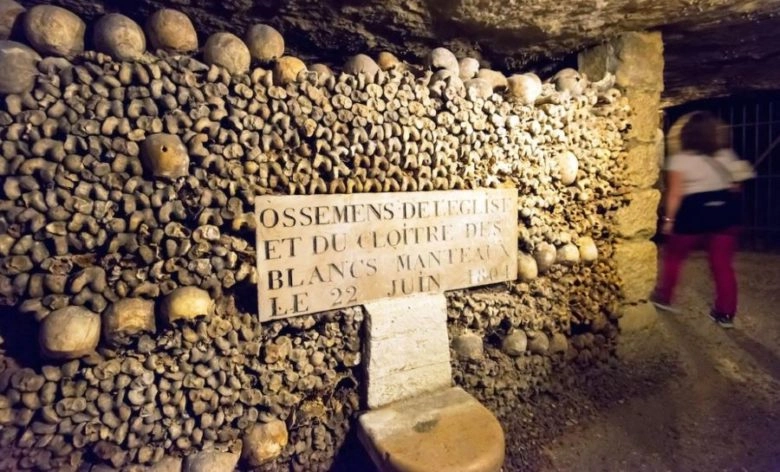 Visitare Parigi ecco cosa vedere assolutamente a Parigi Le catacombe di Parigi