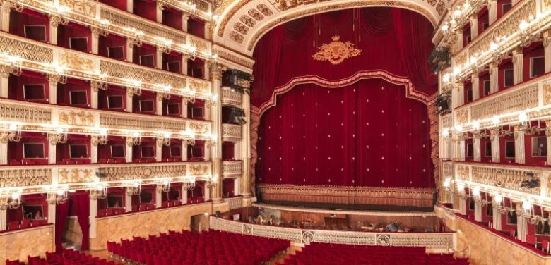I luoghi più belli da visitare a Napoli Teatro San Carlo