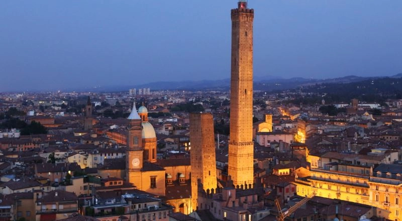 Cosa vedere a Bologna: 10 attrazioni turistiche da visitare assolutamente. Scopri i luoghi più belli da visitare a Bologna nel corso della vostra vacanza ed i nostri suggerimenti utili sulle principali 10 cose da vedere a Bologna come monumenti, musei, chiese ed altri posti belli da visitare nella città di Bologna.