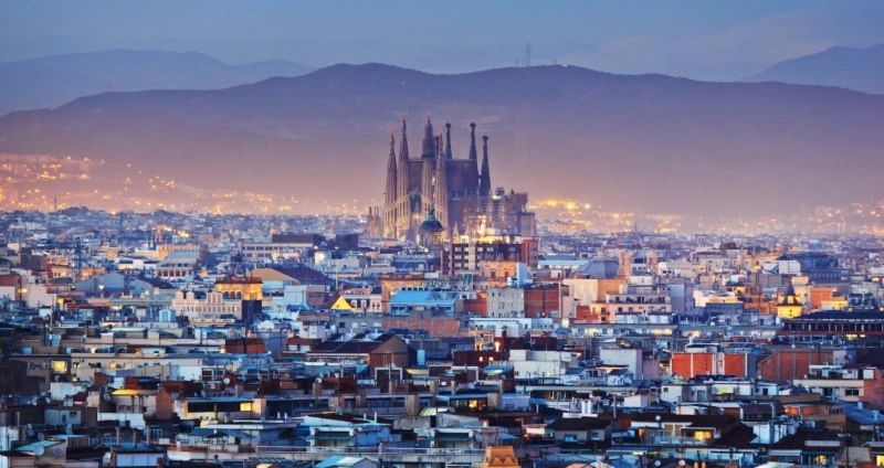 Cosa vedere a Barcellona: 10 attrazioni turistiche da visitare assolutamente. Scopri i luoghi più belli da visitare a Barcellona nel corso della vostra vacanza ed i nostri suggerimenti utili sulle principali cose da vedere a Barcellona come monumenti, musei, chiese ed altri posti belli da visitare nella città di Barcellona.