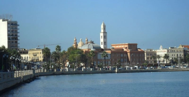 Cosa vedere a Bari: 10 attrazioni turistiche da visitare assolutamente. Scopri i luoghi più belli da visitare a Bari nel corso della vostra vacanza ed i nostri suggerimenti utili sulle principali cose da vedere a Bari come monumenti, musei, chiese ed altri posti belli da visitare nella città di Bari.