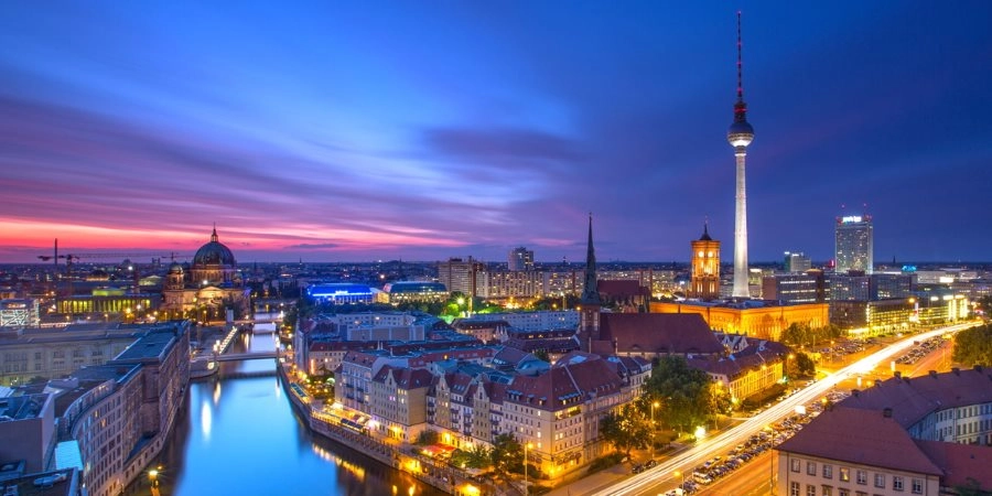 Cosa vedere a Berlino: 10 attrazioni turistiche da visitare assolutamente. Scopri i luoghi più belli da visitare a Berlino nel corso della vostra vacanza ed i nostri suggerimenti utili sulle principali 10 cose da vedere a Berlino come monumenti, musei, chiese ed altri posti belli da visitare nella capitale della Germania.