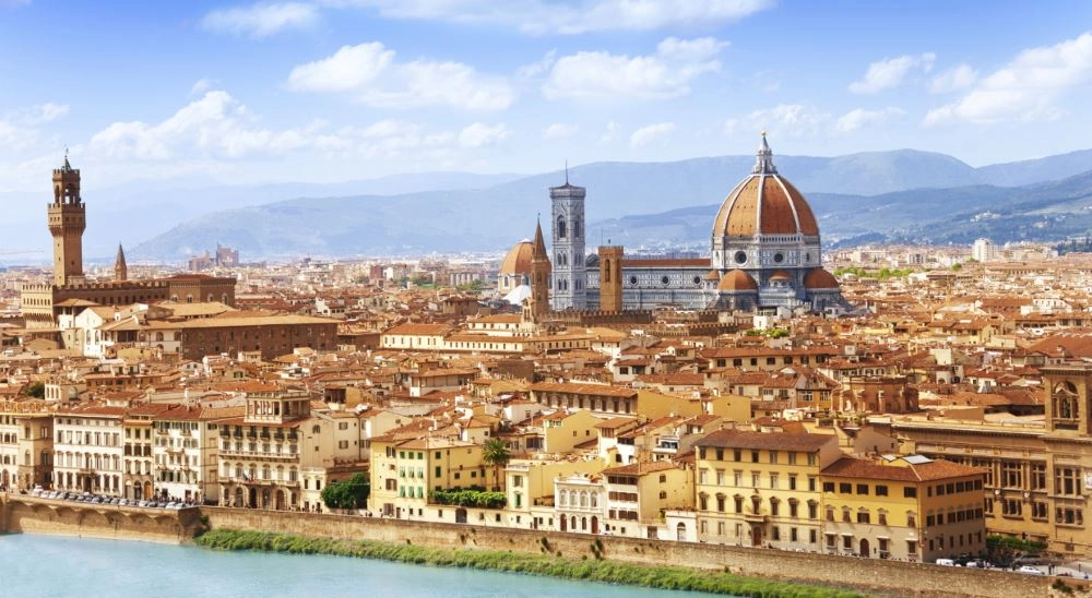 Cosa vedere a Firenze: 10 attrazioni turistiche da visitare assolutamente. Scopri i luoghi più belli da visitare a Firenze nel corso della vostra vacanza ed i nostri suggerimenti utili sulle principali 10 cose da vedere a Firenze come monumenti, musei, chiese ed altri posti belli da visitare nella città di Firenze.