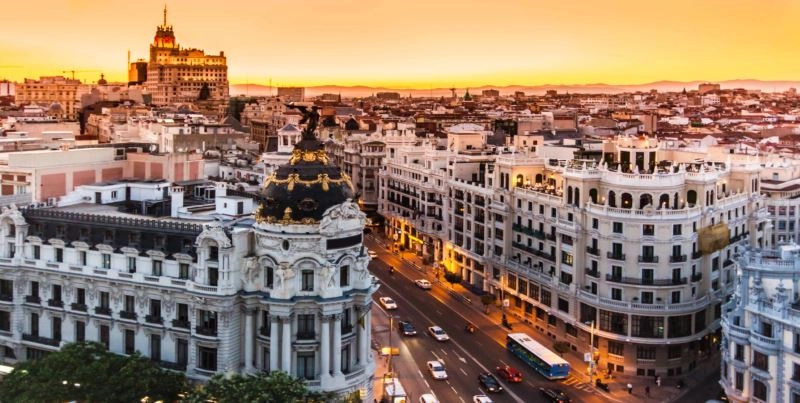 Cosa vedere a Madrid: 10 attrazioni turistiche da visitare assolutamente. Scopri i luoghi più belli da visitare a Madrid nel corso della vostra vacanza ed i nostri suggerimenti utili sulle principali cose da vedere a Madrid come monumenti, musei, chiese ed altri posti belli da visitare nella capitale della Spagna.