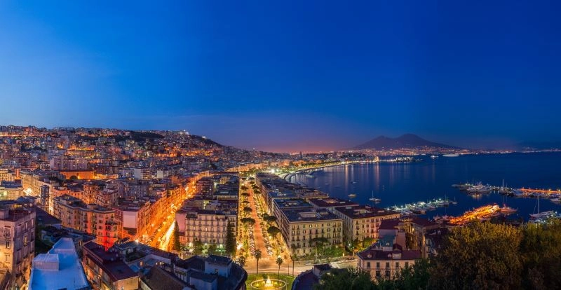 Cosa vedere a Napoli: 10 attrazioni turistiche da visitare assolutamente. Scopri i luoghi più belli da visitare a Napoli nel corso della vostra vacanza ed i nostri suggerimenti utili sulle principali 10 cose da vedere a Napoli come monumenti, musei, chiese ed altri posti belli da visitare nella città di Napoli.