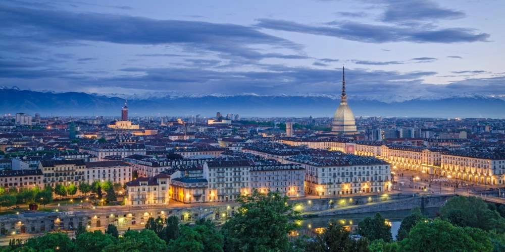 Cosa vedere a Torino: 10 attrazioni turistiche da visitare assolutamente. Scopri i luoghi più belli da visitare a Torino nel corso della vostra vacanza ed i nostri suggerimenti utili sulle principali 10 cose da vedere a Torino come monumenti, musei, chiese ed altri posti belli da visitare nella città di Torino.