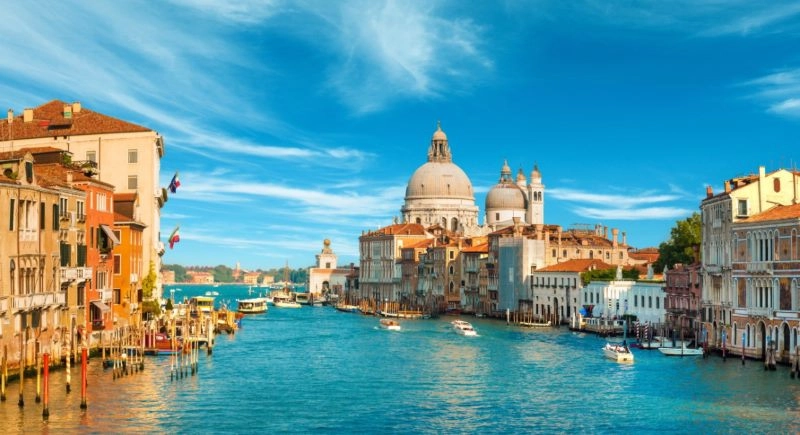 Cosa vedere a Venezia: 10 attrazioni turistiche da visitare assolutamente. Scopri i luoghi più belli da visitare a Venezia nel corso della vostra vacanza ed i nostri suggerimenti utili sulle principali 10 cose da vedere a Venezia come monumenti, musei, chiese ed altri posti belli da visitare nella città di Venezia.