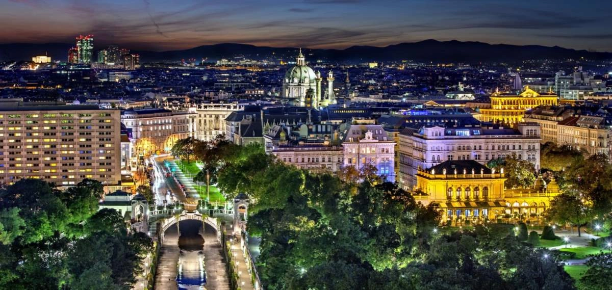 Cosa vedere a Vienna: 10 attrazioni turistiche da visitare assolutamente. Scopri i luoghi più belli da visitare a Vienna nel corso della vostra vacanza ed i nostri suggerimenti utili sulle principali 10 cose da vedere a Vienna come monumenti, musei, chiese ed altri posti belli da visitare nella capitale d'Austria.