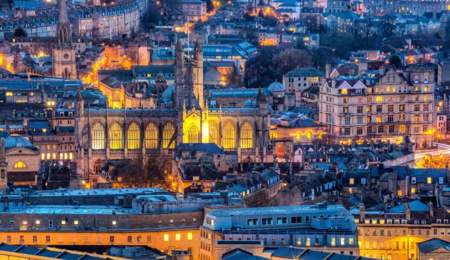 Cosa vedere a Bath: 10 attrazioni turistiche da visitare assolutamente. Scopri i luoghi più belli da visitare a Bath nel corso della vostra vacanza ed i nostri suggerimenti utili sulle principali 10 cose da vedere a Bath come monumenti, musei, chiese ed altri posti belli da visitare nella bellissima città Bath.