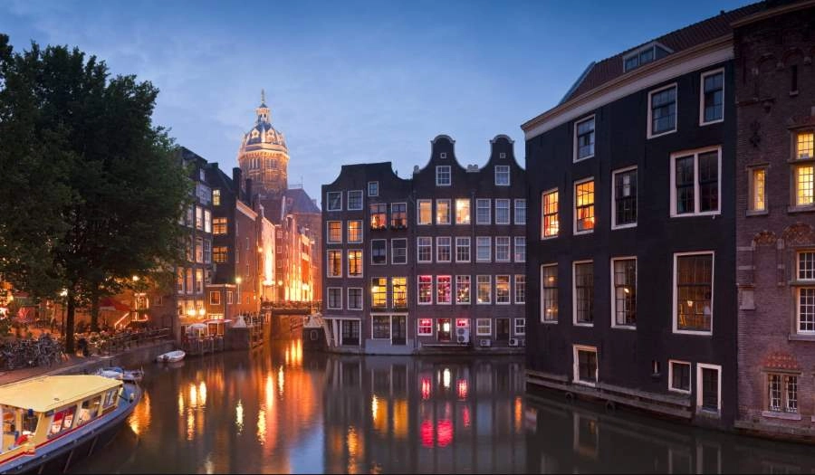 Cosa vedere ad Amsterdam: 10 attrazioni turistiche da visitare assolutamente. Scopri i luoghi più belli da visitare ad Amsterdam nel corso della vostra vacanza ed i nostri suggerimenti utili sulle principali 10 cose da vedere ad Amsterdam come monumenti, musei, chiese ed altri posti belli da visitare nella capitale dei Paesi Bassi.