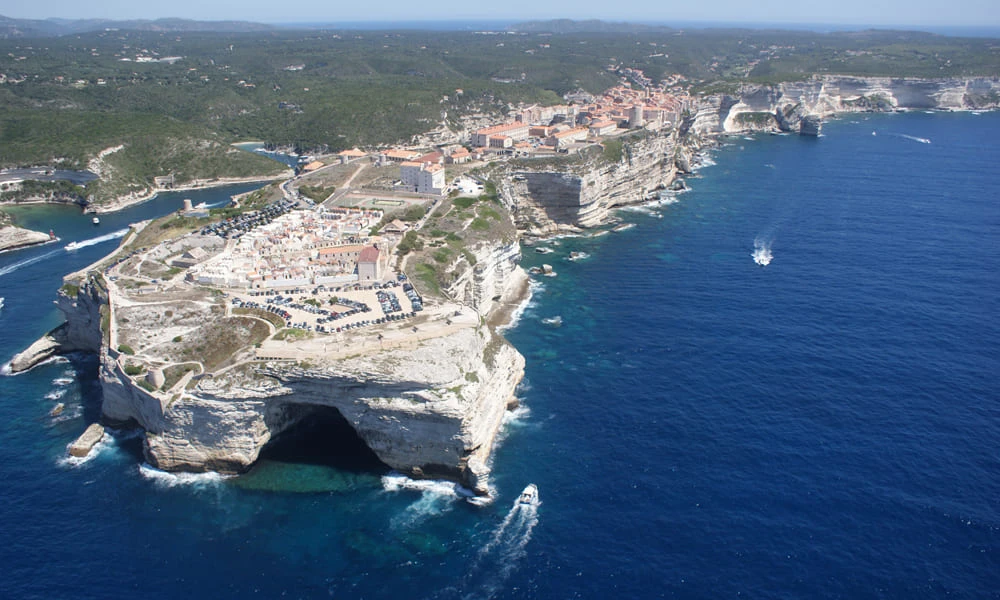 Odissea, un viaggio a tappe: la terra dei Lestrigoni. Nella foto, le "bocche" di Bonifacio
