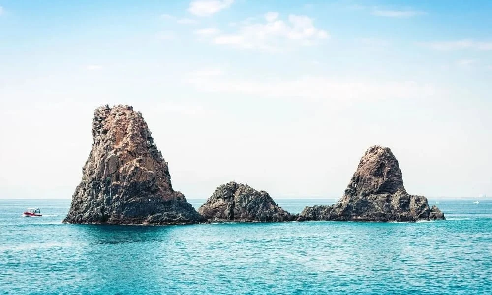 Odissea, un viaggio a tappe: la terra dei Ciclopi. Nela foto: i faraglioni dei Ciclopi